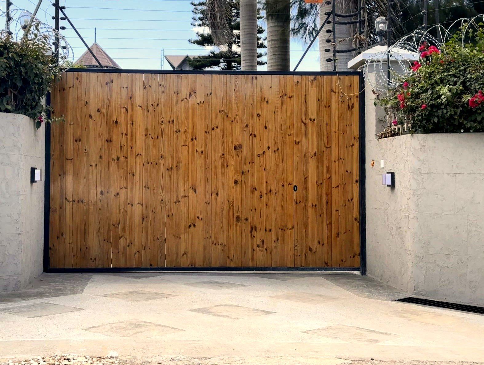 Automated gate in steel and timber